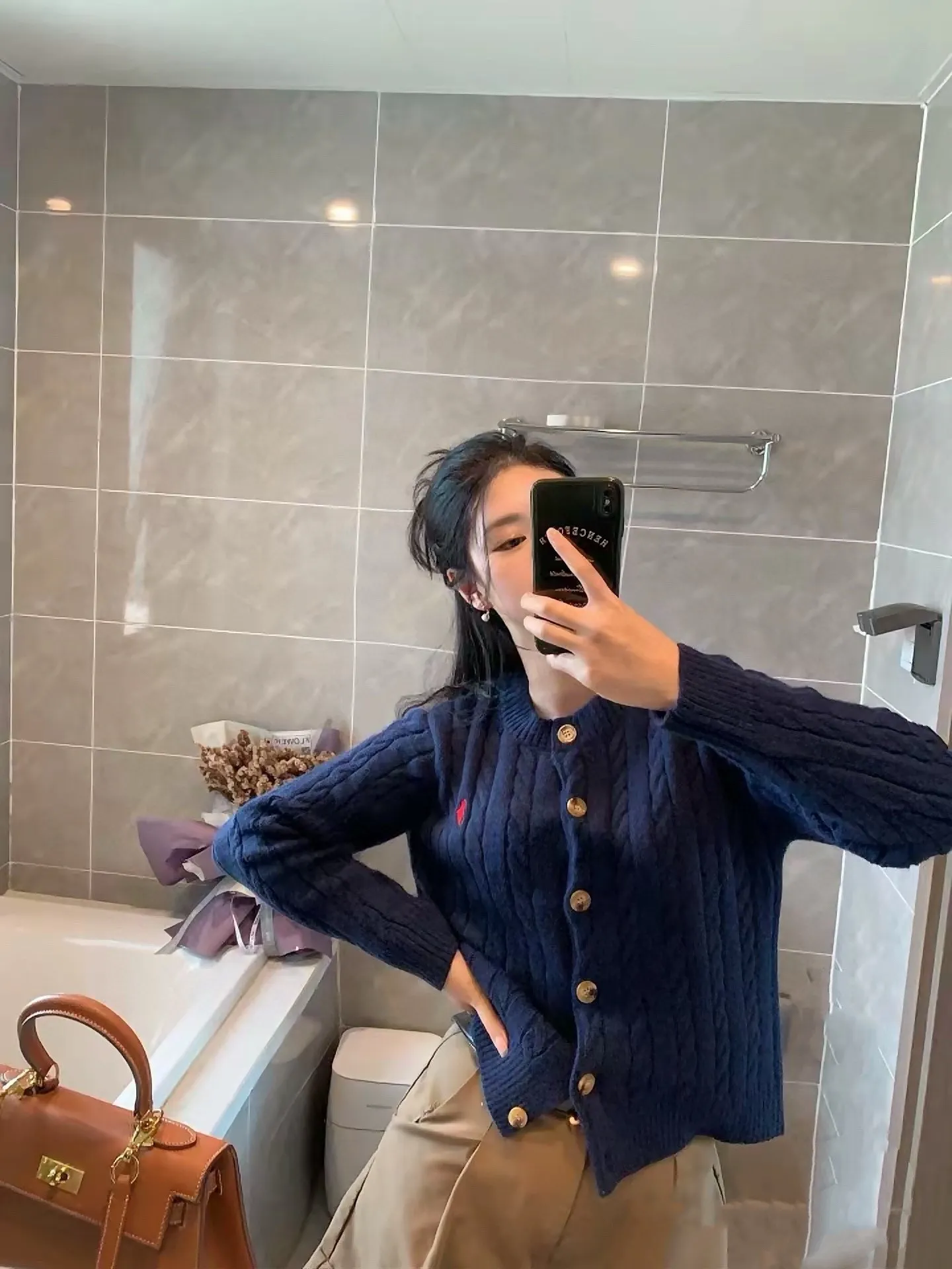 🅿️240 Style No.: L05 (Navy Blue) Ralph Lauren RL classic war horse logo embroidery on the chest cable pattern twist button round neck long sleeves buttoned knitted sweater cardigan jacket Color: SIZE: XS S M L Size Reference # Length Bust Shoulder Width 64 52 45 I will always love sweet girls. The soft and glutinous🧶🫶 style is a very classic cable sweater. It has an American retro college style. It feels very comfortable. It is a must-have item for spring, autumn and winter wardrobes. It also looks good when layered as an inner layer in cold weather. High-density LOGO embroidery on the chest, and original customization of tag accessories. Made of pure cotton yarn 🧶 blended with wool, pure cotton is skin-friendly and comfortable, small label war horse embroidered twist turtleneck sweater 🐎 high quality. Follow the blogger to learn how to wear it! Let’s get a Ralph Lauren cable sweater. It’s a super hard-to-find series after it became popular. It’s hard to find one on the official website. It’s simple and practical to wear, with a lazy and loose feel. The thickened fabric has a more texture, soft and delicate feel, and a loose fit. Whether worn alone or layered, you can wear different styles of fashion with just one piece. ⚠️Contains wool products🦙 Pay attention to the washing method to avoid shrinkage